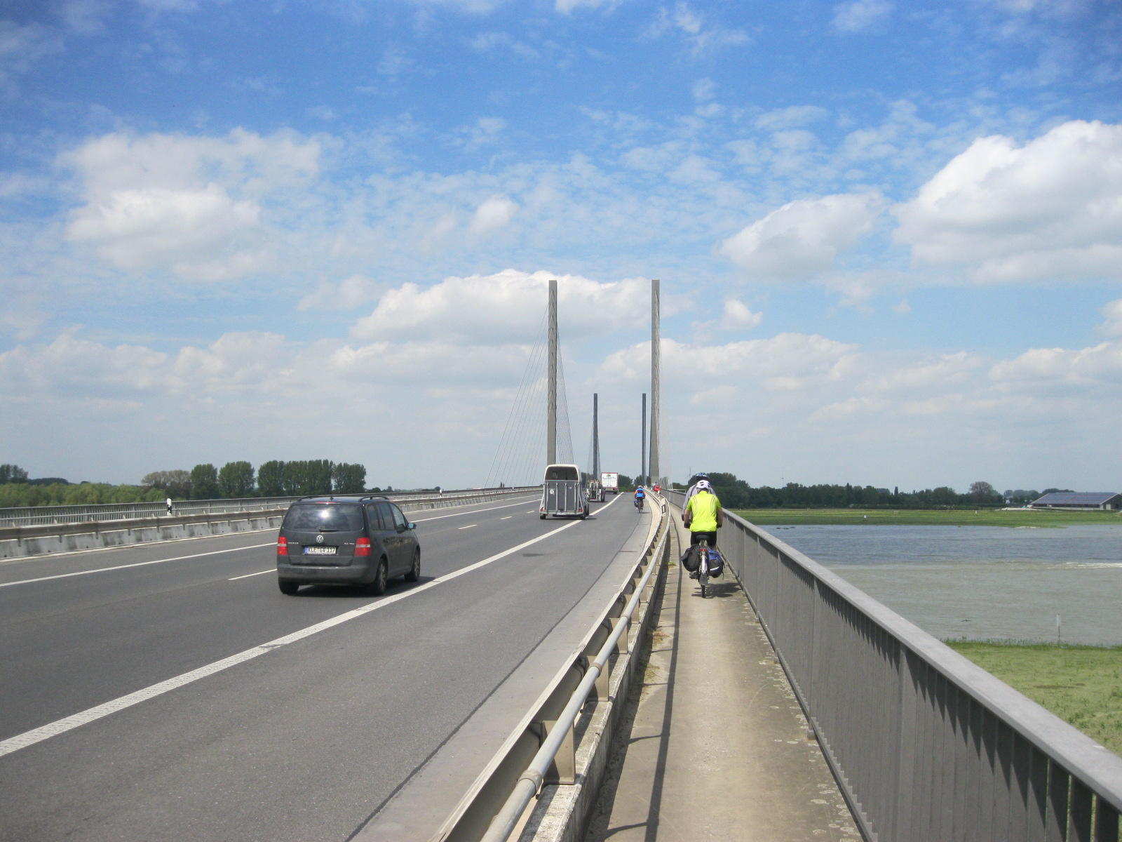 mit dem Tandem über Schrägseilbrücke übern Rhein